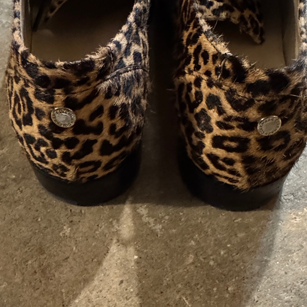 🦄🦄 COLE HAAN Leopard Print Lace-Up Flats - Picture 4 of 8